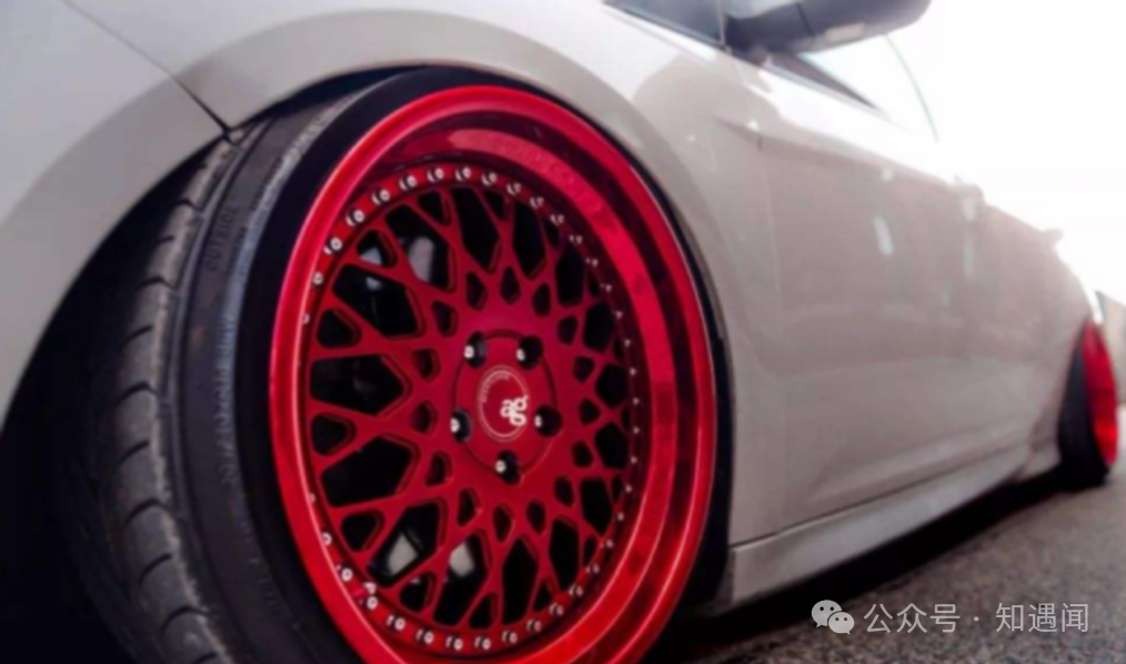在高速遇上红色轮胎的车时，还是赶紧躲远点，别给自己惹麻烦！你怎么看？