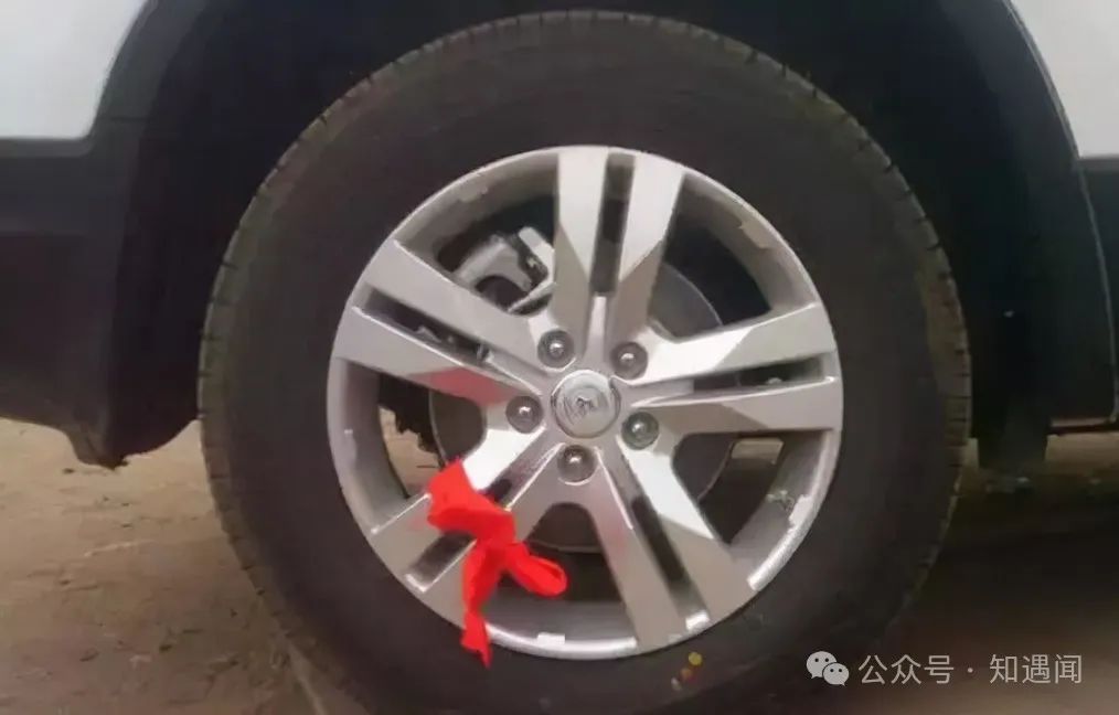 高速换胎注意什么_高速换车胎_高速路换胎