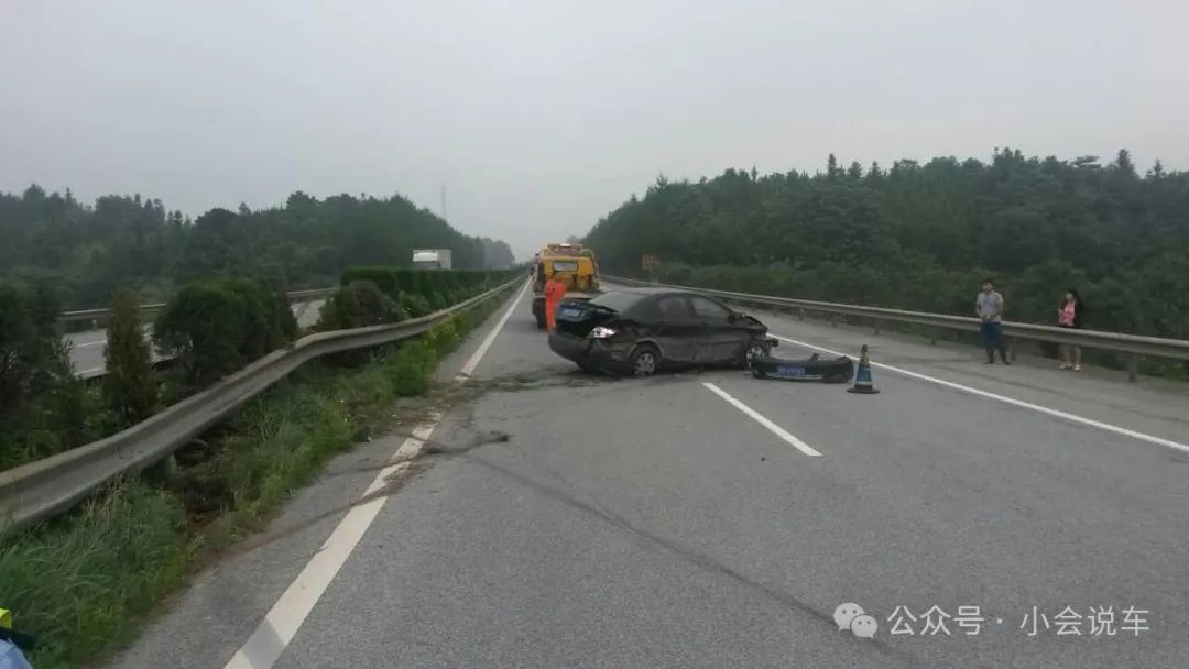 高速换胎怎么办_高速路换胎_高速换车胎