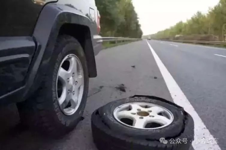 高速换胎怎么办_高速路换胎_高速换车胎