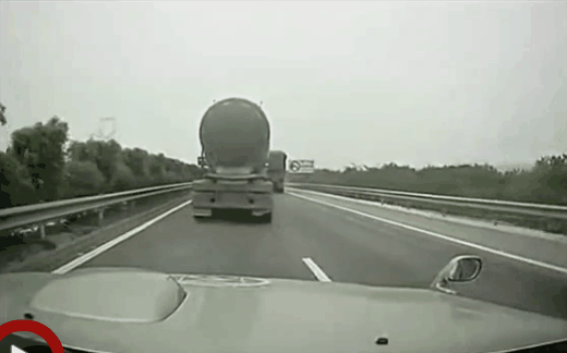 高速上胎爆了_高速上爆胎_高速车胎爆胎