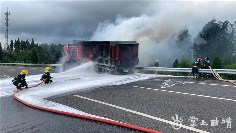 救援高速爆胎视频_高速爆胎救援_高速上爆胎叫救援车多少钱