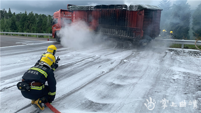 救援高速爆胎视频_高速爆胎救援_高速上爆胎叫救援车多少钱