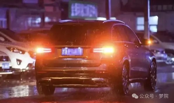 高速路换胎_高速换胎注意什么_高速公路换胎