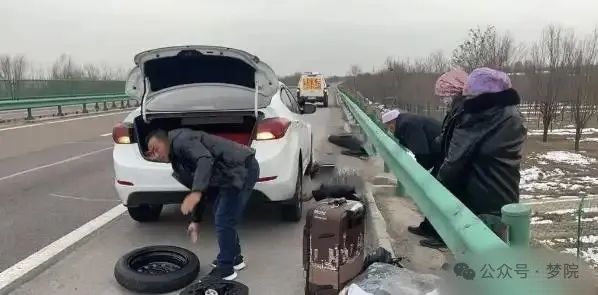 高速换胎注意什么_高速路换胎_高速公路换胎