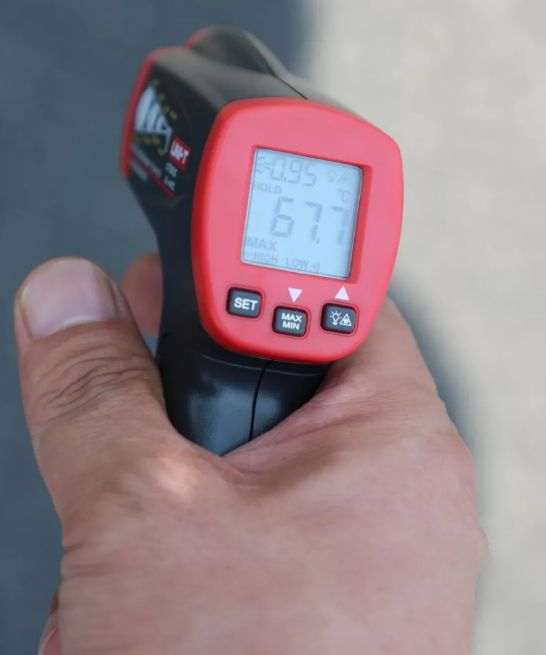 “交警同志，我车在高速上爆胎了！”“别怕！有我！”