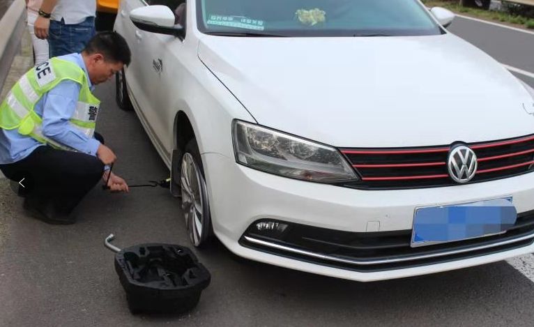 车爆胎在高速上_高速爆胎车上路怎么办_高速爆胎车上货物能赔偿吗