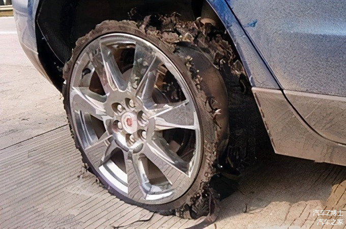 高速公路车辆爆胎_车在高速公路爆胎_公路高速爆胎车视频