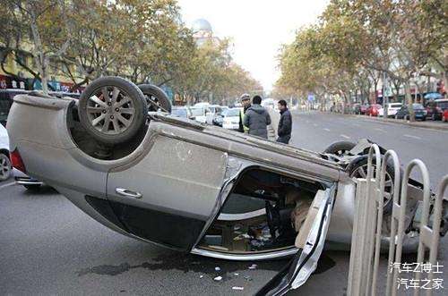 公路高速爆胎车视频_高速公路车辆爆胎_车在高速公路爆胎