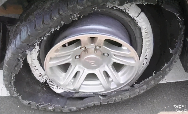 公路高速爆胎车视频_车在高速公路爆胎_高速公路车辆爆胎