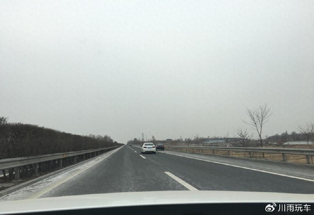 高速公路上汽车突然爆胎如何解决，轮胎又要多久换一次？