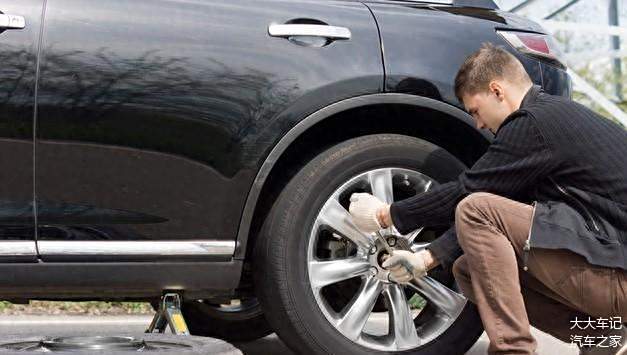 高速上突然爆胎怎么办？应该怎么操作，记住这几点最重要