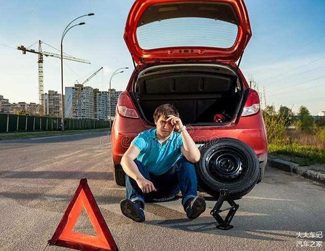 车胎高速上爆了怎么办_高速上爆胎扣分吗_高速上爆胎怎么办打什么电话