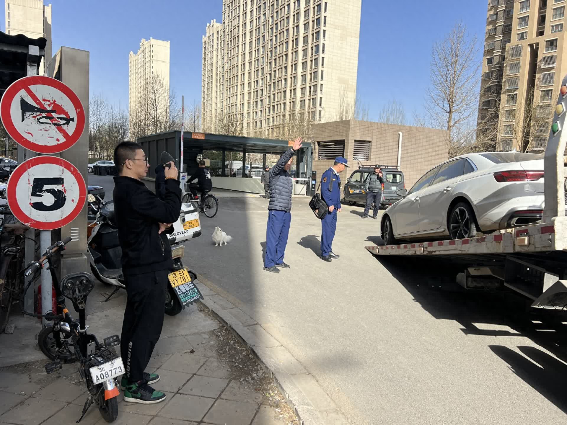 罚款、拖车费各500元！大兴一车主堵占消防车通道被罚