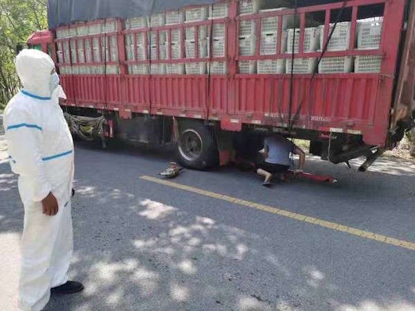 蔬果保供大货车爆胎，民警“送来”3名汽车维修人员