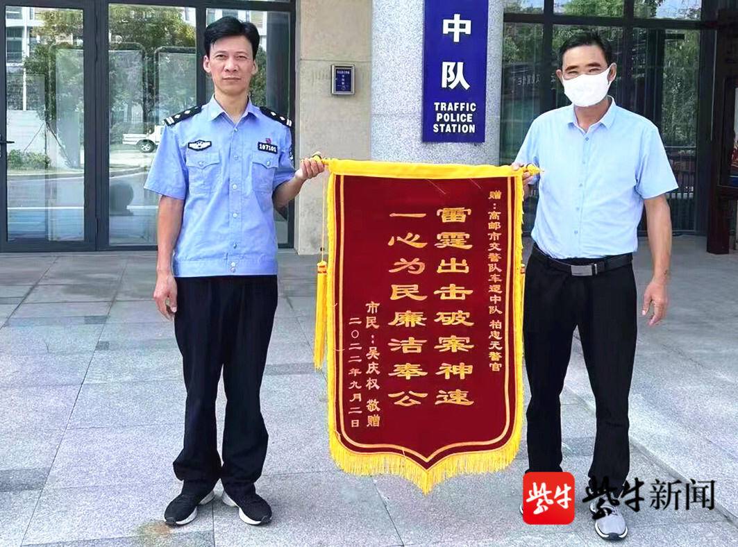 嘭地一声响，货车上“飞”出一只轮胎，砸晕路边修车师傅